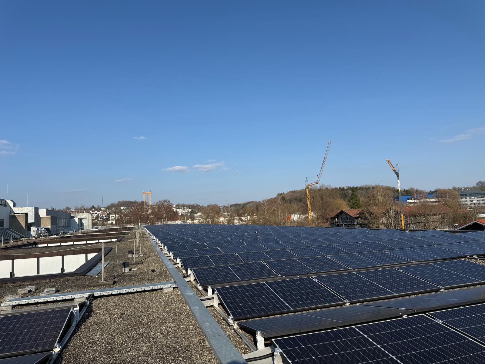 Photovoltaikanlage auf dem Dach des BSZ Biberach